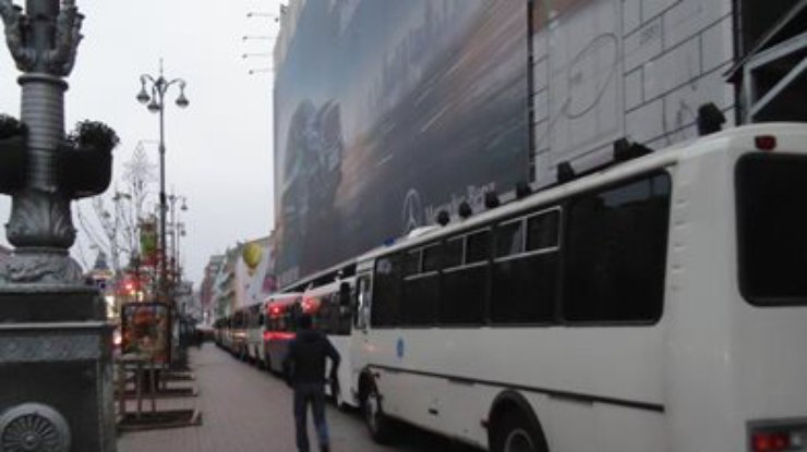 Три автобуса с "Беркутом" отъехали от входа в мэрию Киева