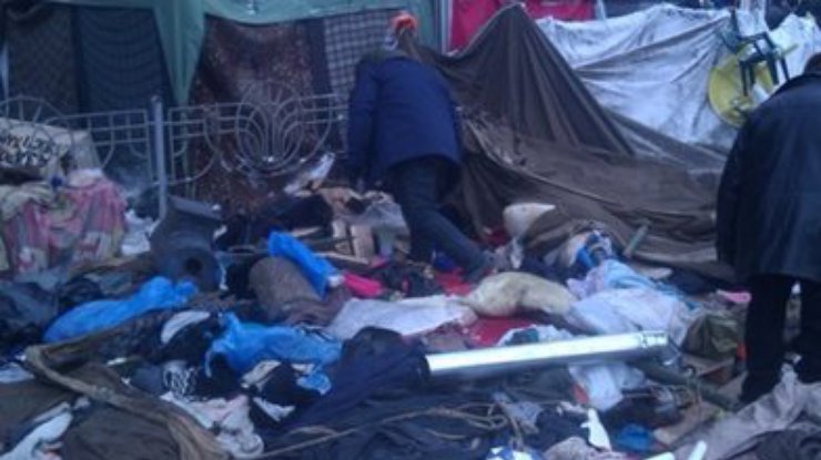 Евромайдан восстанавливается: Ставят новые баррикады и палатки