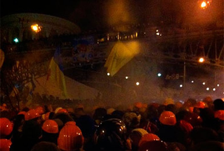 Ночью спецназ и ВВ штурмовали Майдан - оттеснили людей, разобрали несколько баррикад