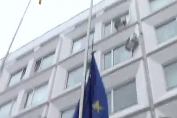 В Черкассах митингующие подняли флаг ЕС возле горсовета