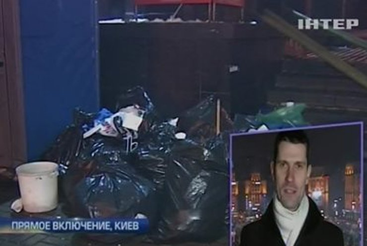 На Майдане провели уборку мусора