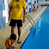 Тренер показал, как надевать плавательные шапочки