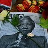 С телом Манделы пришли проститься около 100 тысяч человек