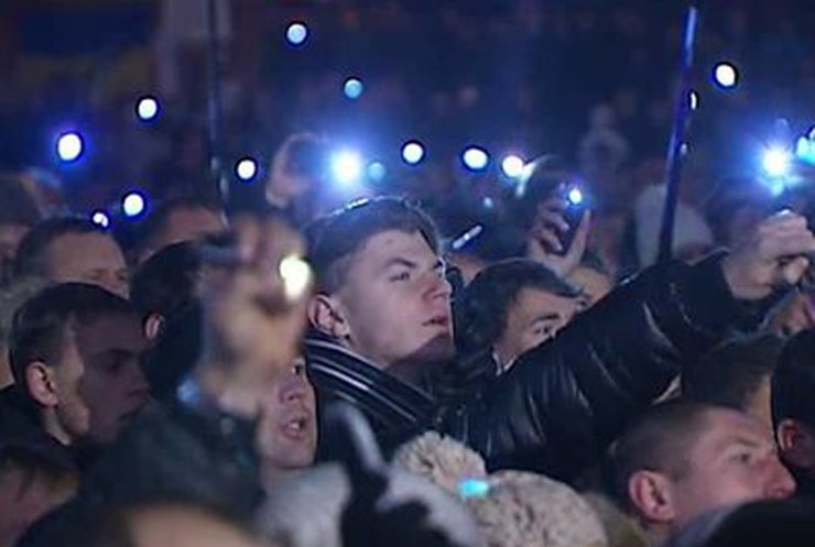 Ночью на Майдане митингующих поддерживал взвод барабанщиц