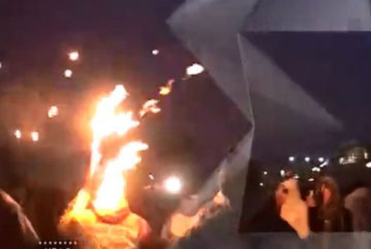 Олимпийский огонь зажег шапку факелоносцу