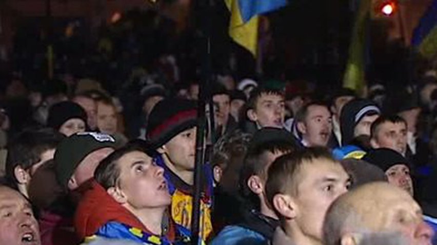 Ночью митингующих на Майдане развлекали девушки-барабанщицы