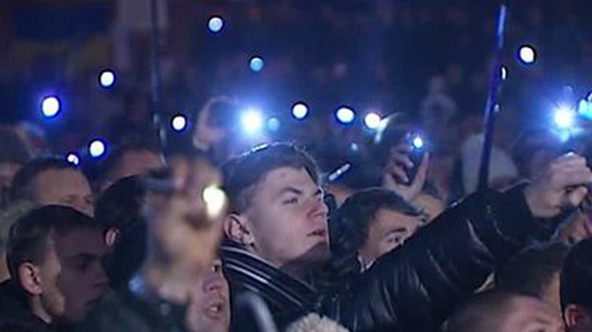 Ночью на Майдане митингующих поддерживал взвод барабанщиц