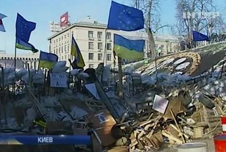 На Майдане укрепили баррикады и надблюдают за митингом в поддержку власти