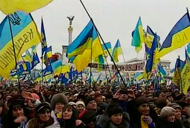 Участники Майдана поддержали две резолюции оппозиции