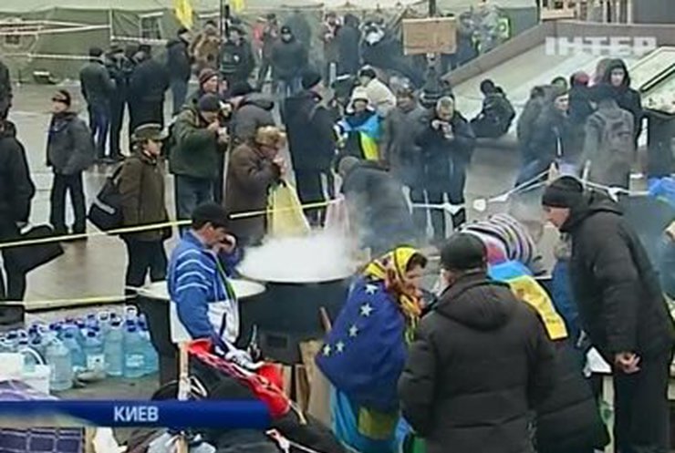 Обитатели Майдана решили заняться уборкой мусора