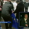 На Луганщине местные жители растоптали флаг ЕС