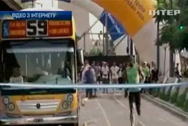 На тренировке в Аргентине Усейн Болт обогнал рейсовый автобус