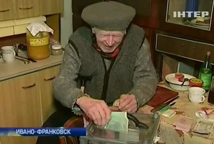 Сочуствующие "евромайдану" жертвуют деньги и вещи активистам