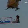 Канадские спасатели с помощью вертолета сняли рабочего с горящего крана