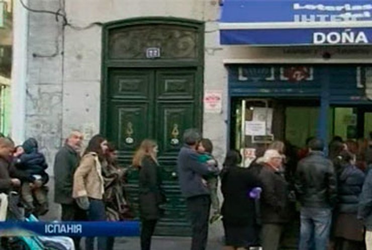 Испанцы стоят в очередях за рождественской лотереей