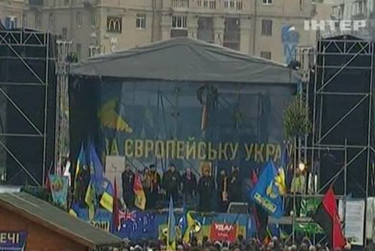 На Майдане достраивают новые баррикады