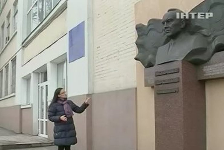 В Днепродзержинске неизвестные пытаются снести памятник Назарбаеву