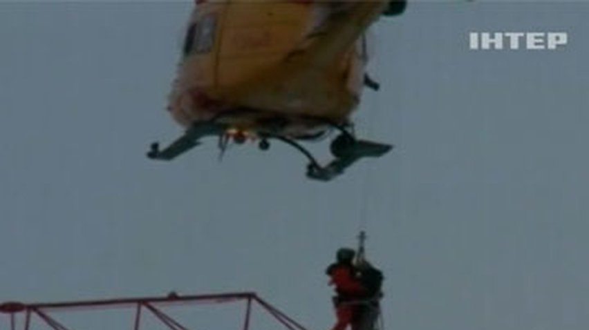 Канадские спасатели с помощью вертолета сняли рабочего с горящего крана