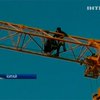 В Китае пьяный мужчина застрял на стреле строительного крана