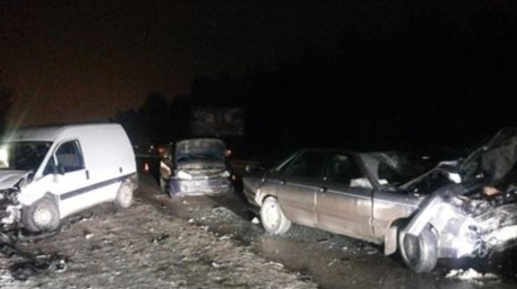 На Харьковщине иномарка протаранила два авто и загорелась