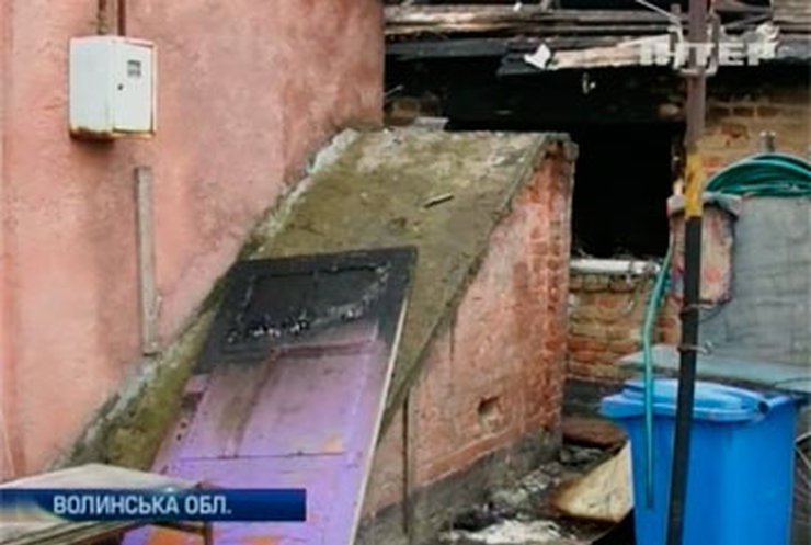 Из-за поджога жилого дома в Луцке чуть не сгорела мать и трое ее детей