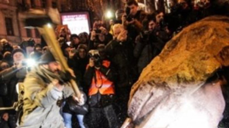 Расследование сноса памятника Ленину в Киеве продолжается, - Пшонка
