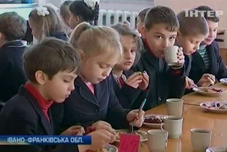 В школах Коломыи отменили бесплатные обеды для школьников