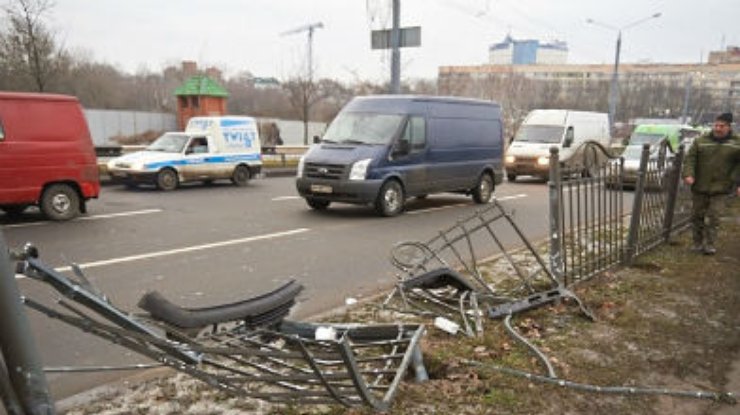 Студент-"мажор" на Mercedes снес ограждение в Харькове и сбежал