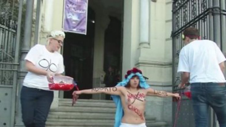 Активистки Femen встали грудью на защиту абортов перед церковью в Мадриде