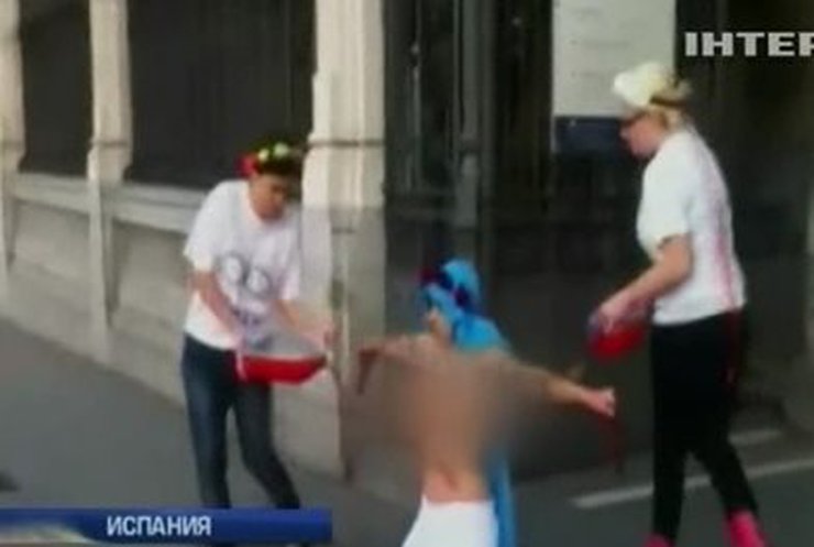 Femen устроили "кровавую" акцию возле церкви в Мадриде
