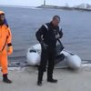 На Черкасчине спасатели сняли с дрейфующей льдины двоих рыбаков
