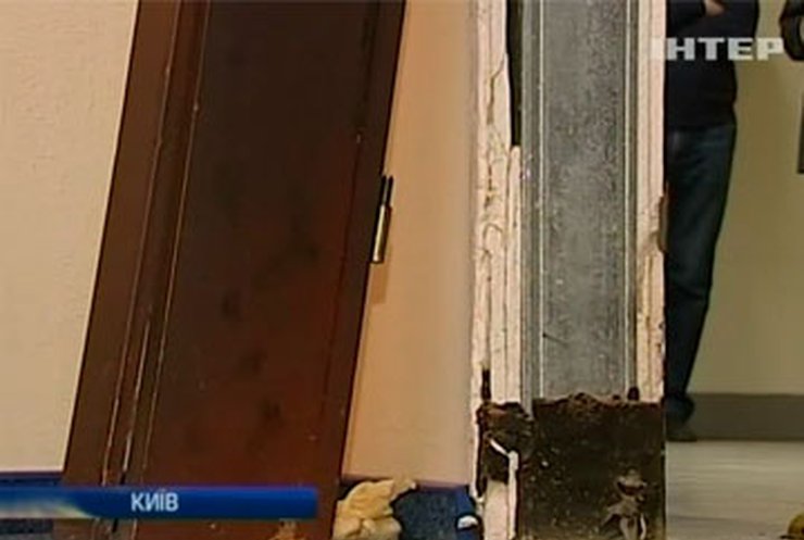 Заседание Киевсовета сорвали, выломав дверь в здании