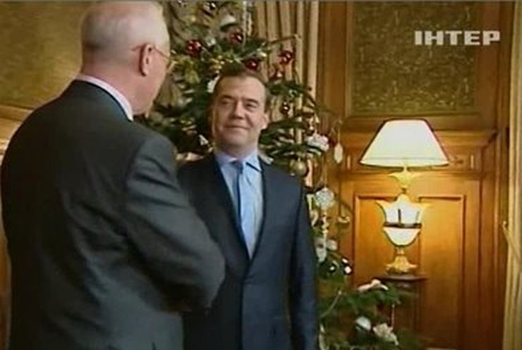 Азаров встретился с российским премьером Медведевым