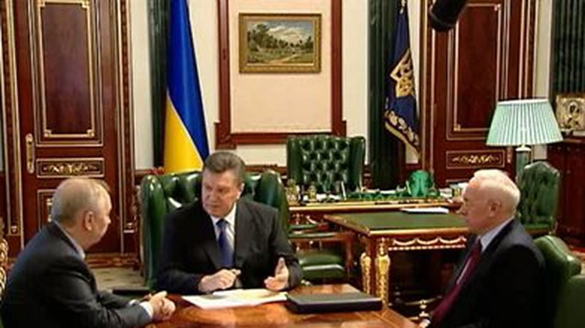 Президент поручил премьеру погасить соцвыплаты до Нового года