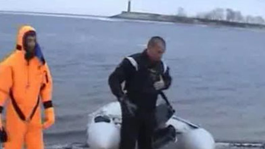 На Черкасчине спасатели сняли с дрейфующей льдины двоих рыбаков