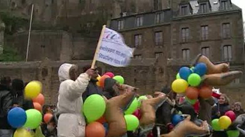 Во Франции провели митинг против повышения налогов на конный спорт