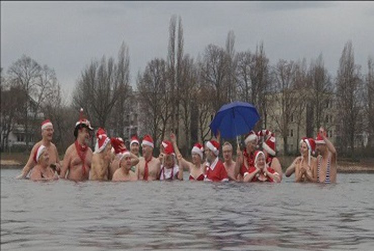 В Германии на Рождество моржи провели праздничный заплыв