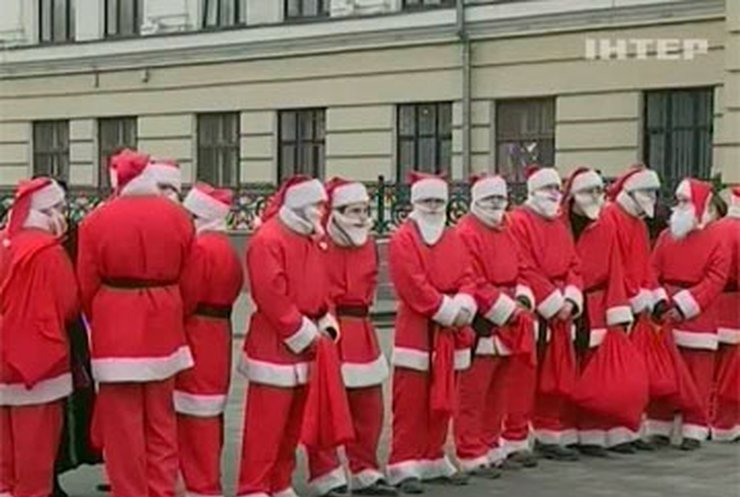 В Запорожье прошел парад Дедов Морозов