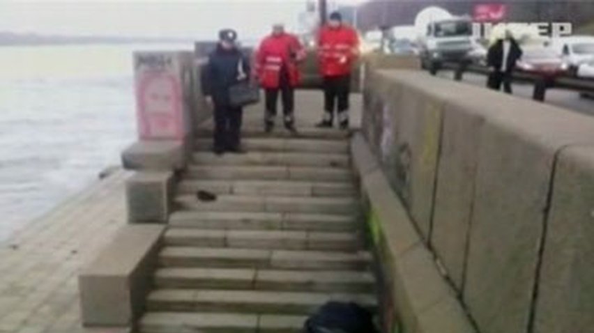 В Киеве с Пешеходного моста упал пожилой мужчина
