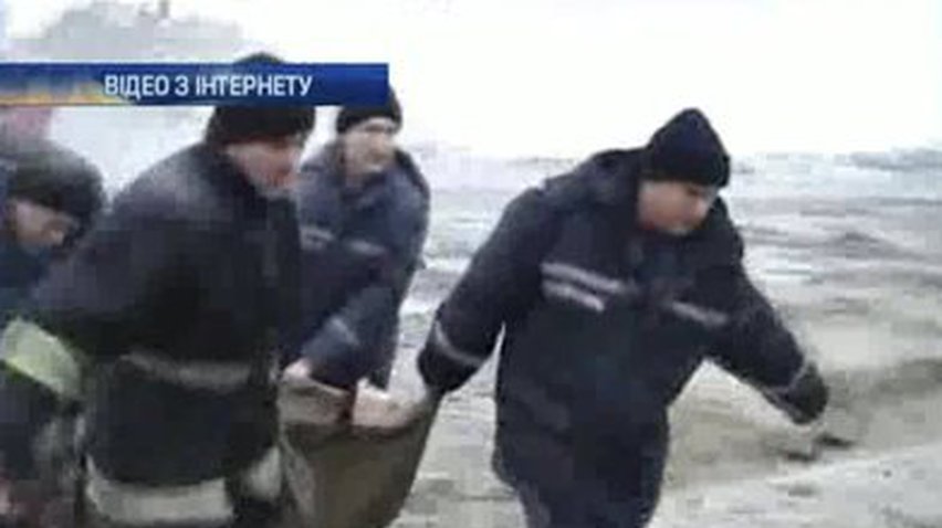 На Черкасчине спасли рыбака, провалившегося под лед