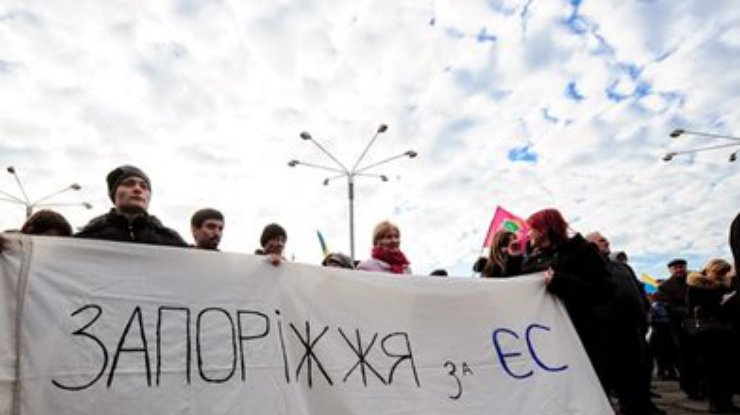 В Запорожье митингуют 2 тысячи человек