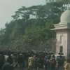 В Бангладеш сторонники и противники власти забросали друг друга камнями