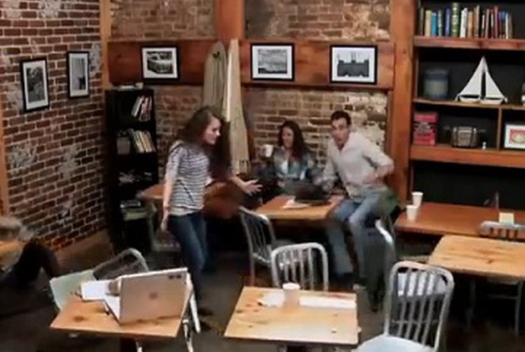 Розыгрыш для рекламы фильма "Телекинез" напугал посетителей кафе в США