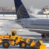 В аэропорту Нью-Йорка самолет соскользнул с полосы после приземления