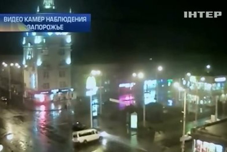 В Запорожье легковой автомобиль врезался в маршрутку