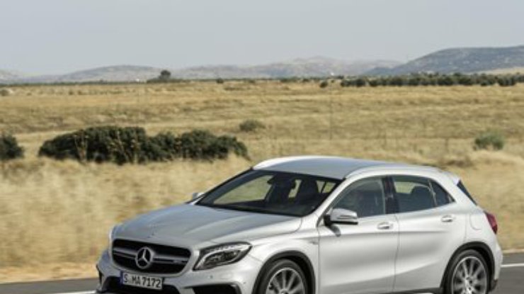 Mercedes-Benz представила "горячую" версию кроссовера GLA