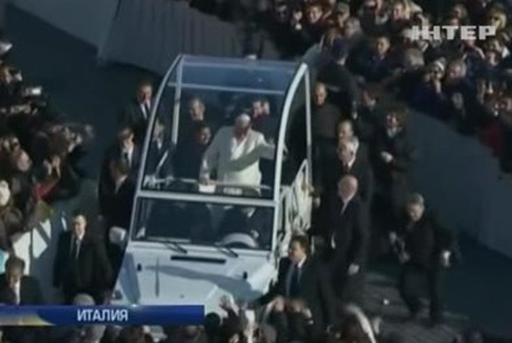 Папа римский прокатил в папамобиле священника из толпы