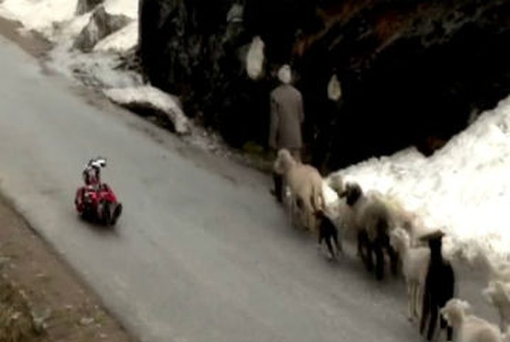 Индус готовится к Олимпиаде на сельских дорогах в Гималаях