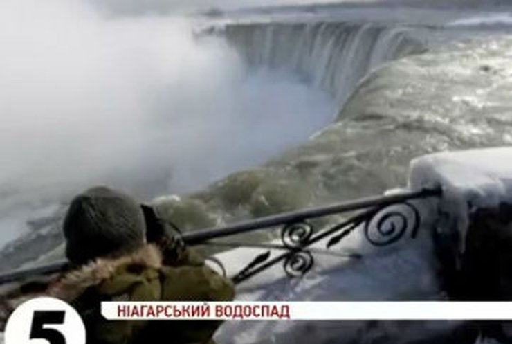 Морозы сковали льдом Ниагарский водопад