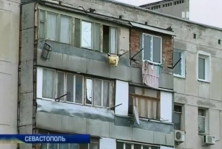 Жители дома в Севастополе страдают от грунтовых вод в подвале